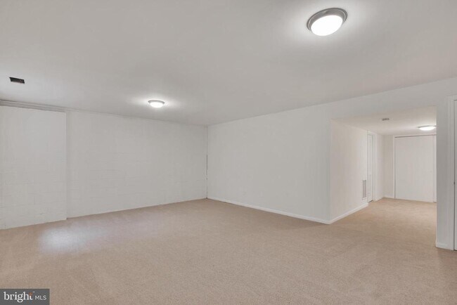 Building Photo - 8529 Lakinhurst Ln