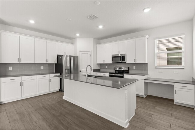 Building Photo - Spacious 5-Bedroom Solar Home for Rent in ...