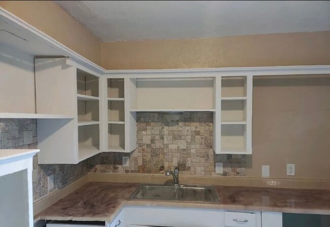 Building Photo - 4013 Locust Dr