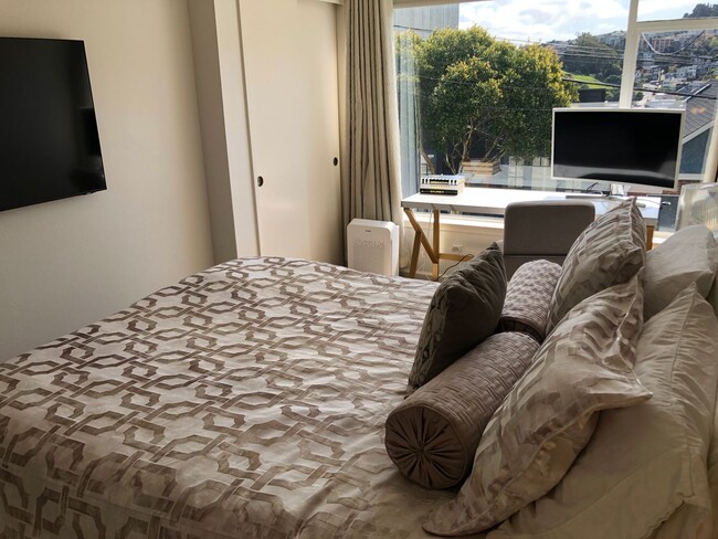 Building Photo - Elegant & Expansive Furnished 3 Bedroom/2 ...