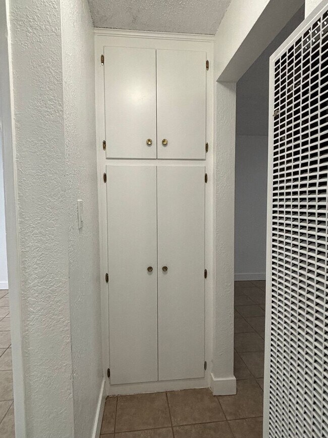 Building Photo - Charming 2 Bedroom Long Beach Apartment - Close to PCH!