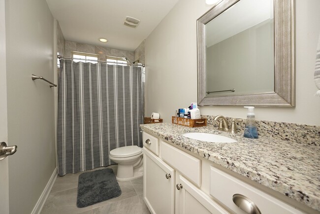 Building Photo - Pool Home in Niceville