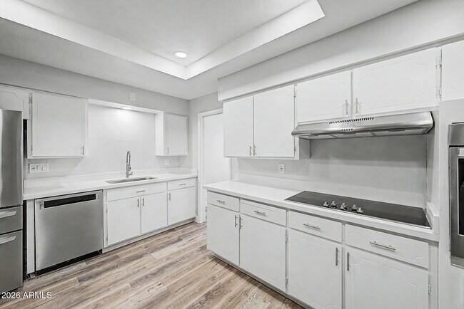Building Photo - 4143 E Crescent Ave