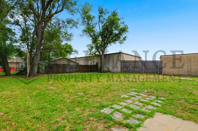 Building Photo - 6021 W Newell St