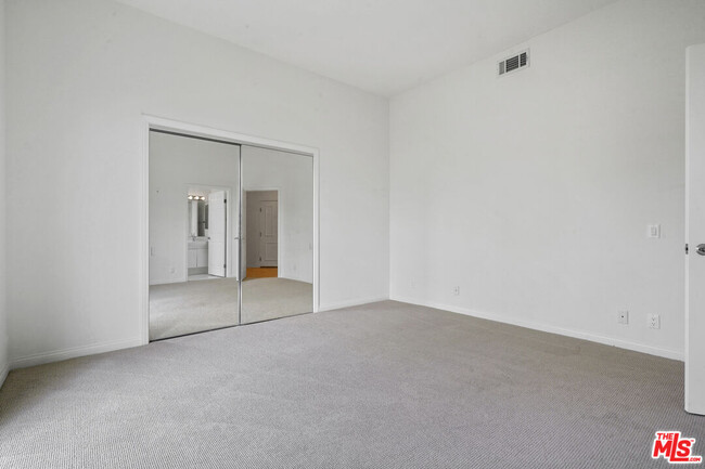 Building Photo - 1325 Arizona Ave