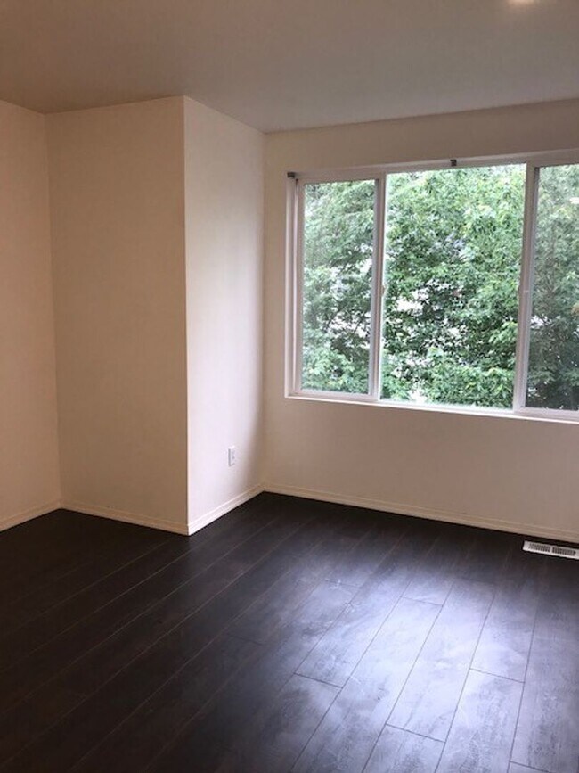 Building Photo - Beautiful remodeled 3 Story Townhome Pre-Leasing, Available now!