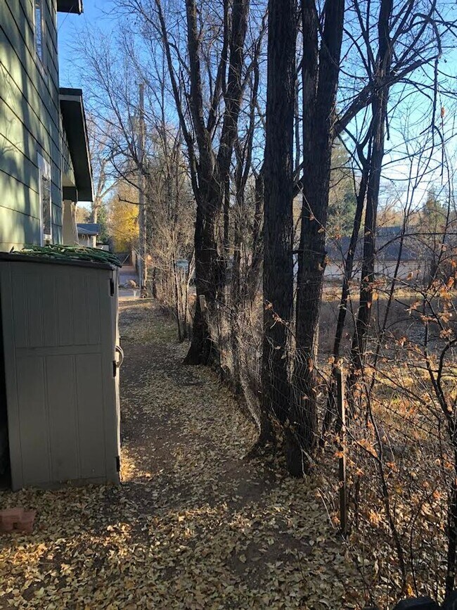 Building Photo - Charming 2br 1.5ba Two Level Condo in Dist...