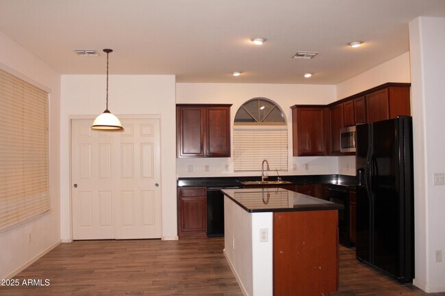 Building Photo - 4145 E Santa Fe Ln