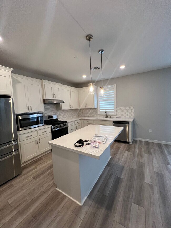 Building Photo - Gorgeous 4 Bedroom and 3 Bathroom Home in Wildhawk North Development $3,100 plus utilities and solar