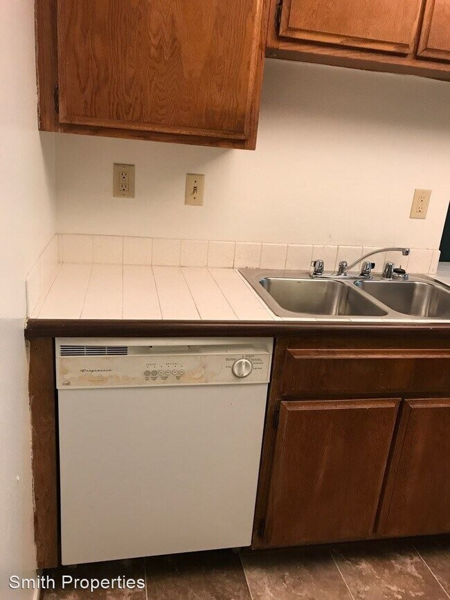 Building Photo - 1865 Plaza del Amo