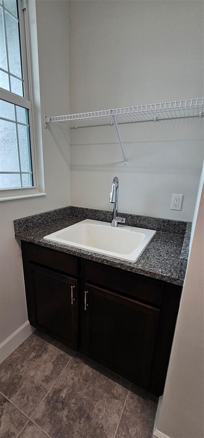 Building Photo - 5461 Empire Dr