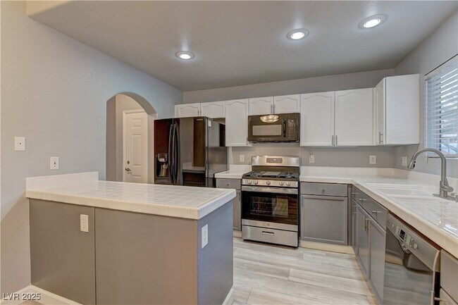 Building Photo - 10524 Autumn Pine Ave