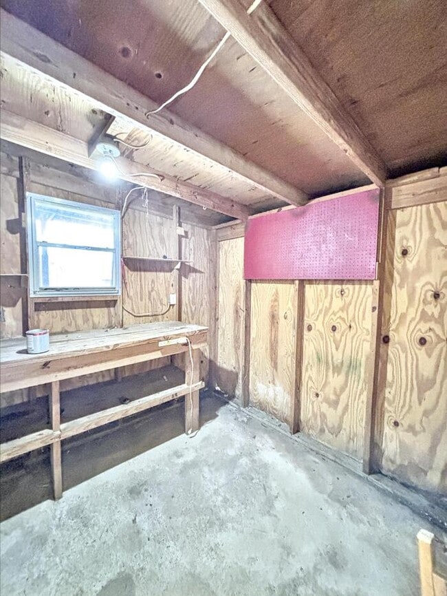 Building Photo - 3-Bedroom, 2-Bathroom Home in Convenient L...
