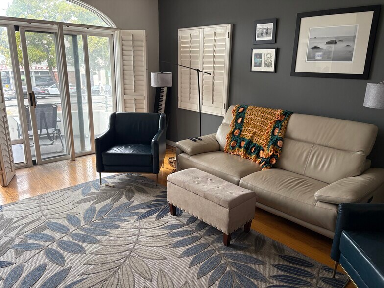 Living Room & deck - 4201 E Ocean Blvd