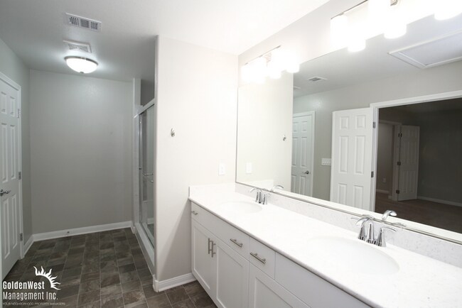 Building Photo - Beautifully Updated 4Bdm 3Ba Two-Story Home Located in the Heart of Southern Highlands!