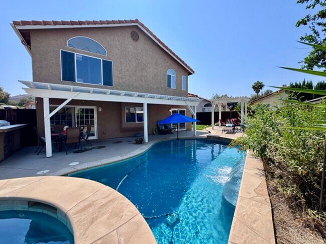 Building Photo - Beautiful 4 Bedroom Pool Home with Solar i...