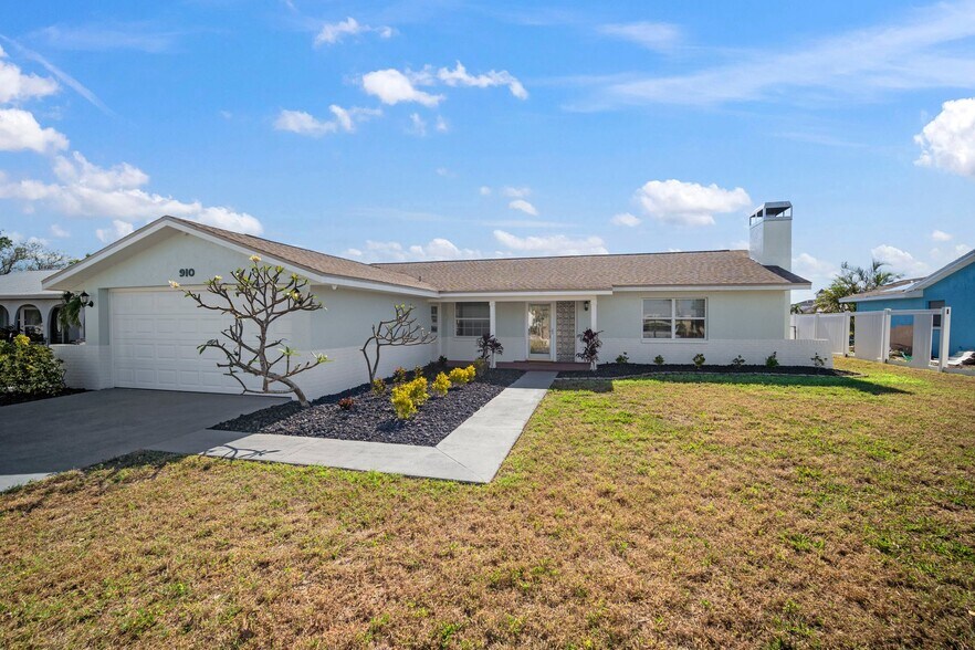 Building Photo - 910 Spindle Palm Way