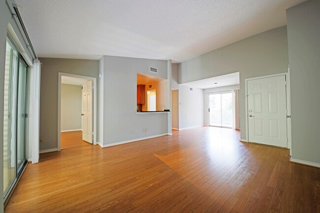 Building Photo - Updated top floor 2br with vaulted ceilings, two balconies and treed views!