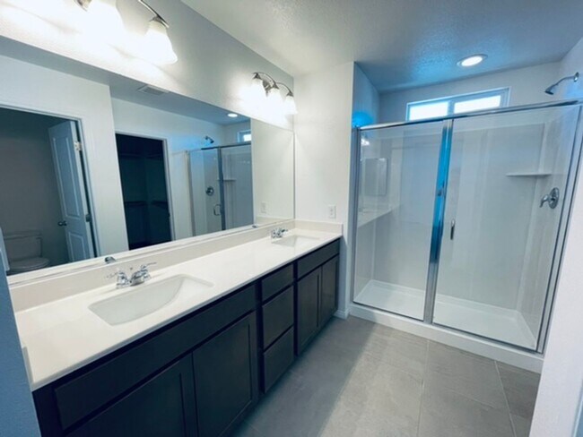 Building Photo - BEAUTIFUL 4 BEDROOM + LOFT HOME LOCATED IN...