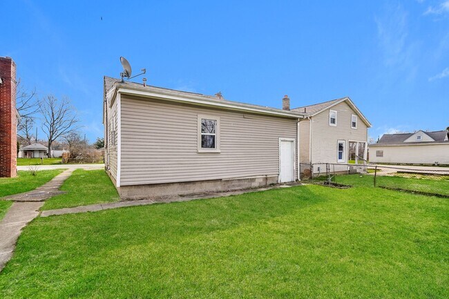 Building Photo - 833 Clarendon Ave