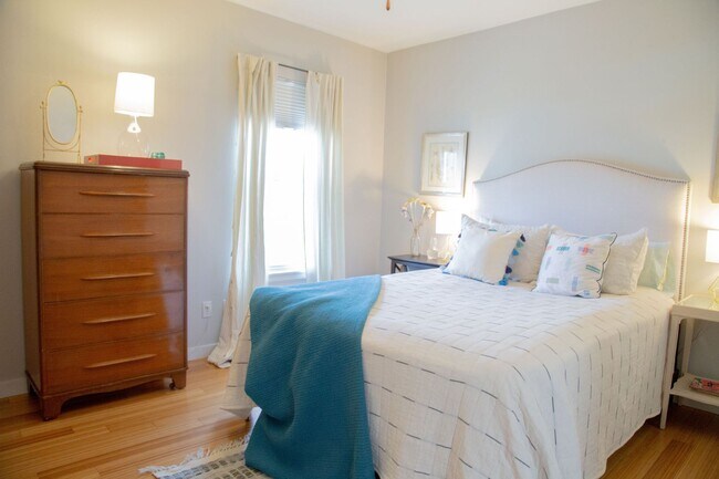 Building Photo - Chic 1-Bedroom Condo in North Capitol Hill...