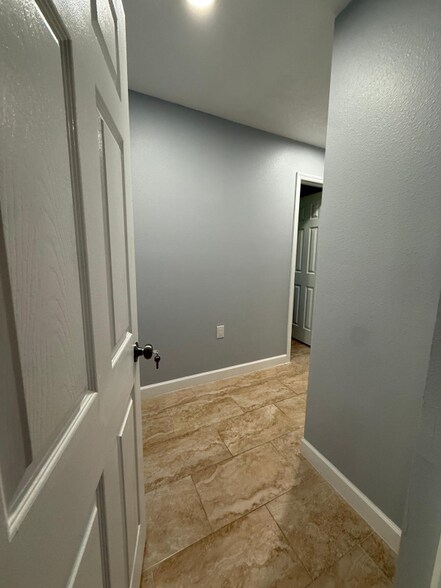 Building Photo - 320 E Oak St