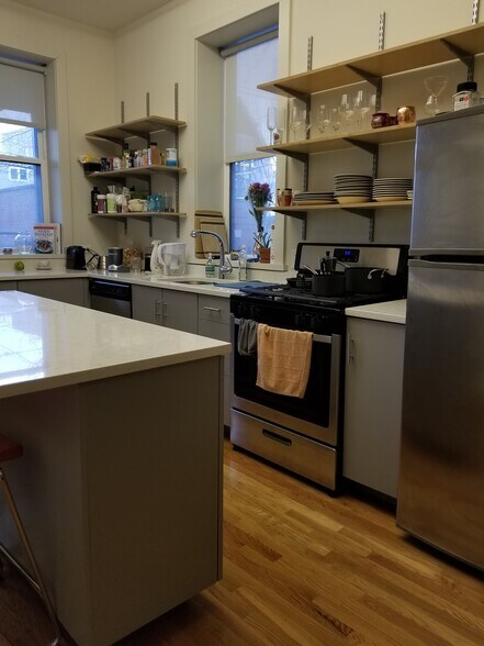 Building Photo - 1135 N Damen Ave