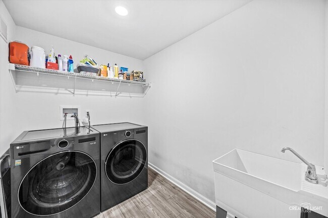 Building Photo - 1097 Moraine Dr