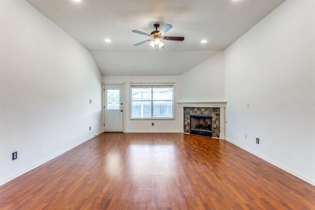 Building Photo - 648 Columbine Ave