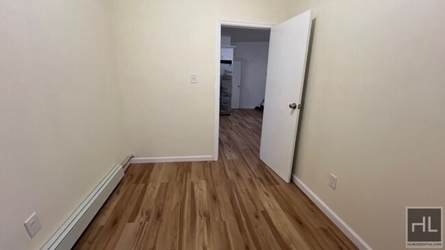 Building Photo - FRESHLY RENOVATED SUNNY AND SPACIOUS  1.5 ...