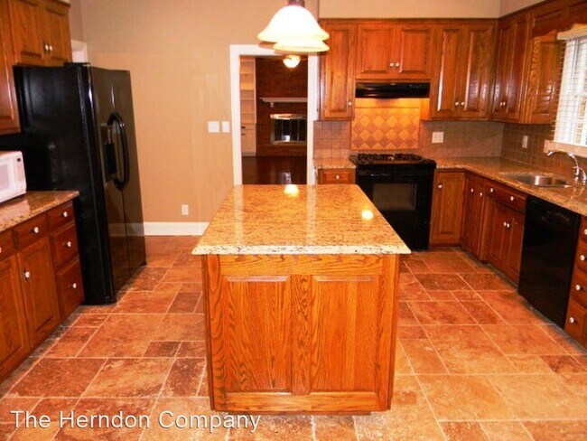 Building Photo - 4 br, 2.5 bath House - 797 Lake Laurie Drive
