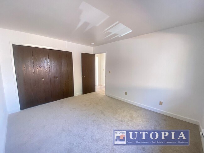 Building Photo - 136 Market St