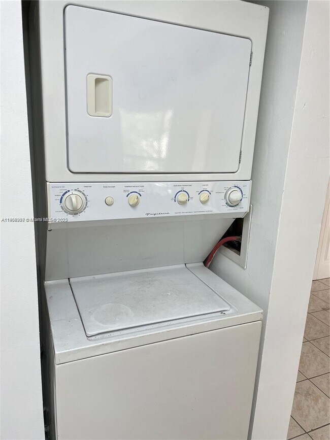 Building Photo - 680 W Park Dr