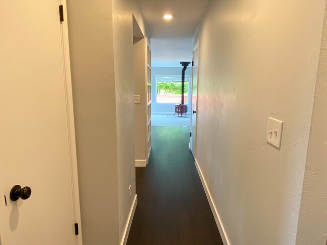 Entry hallway - 237 Shepard Way NW