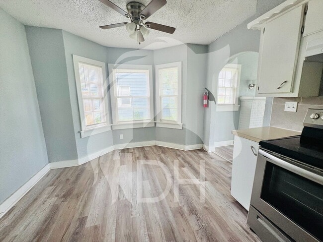 Building Photo - "Charming 2-Bedroom Retreat on Northwest L...