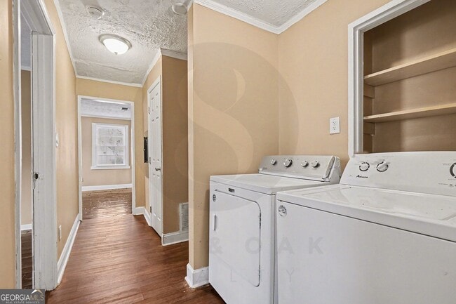 Building Photo - 1716 Lisbon Dr SW