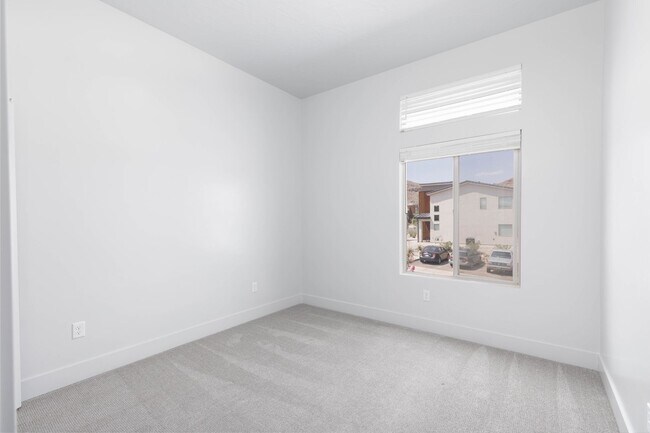 Building Photo - 4 bed | 2.5 bath | 2 car in Desert Canyons