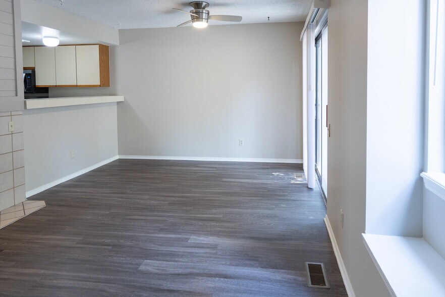Building Photo - 3441 Atlantic Dr