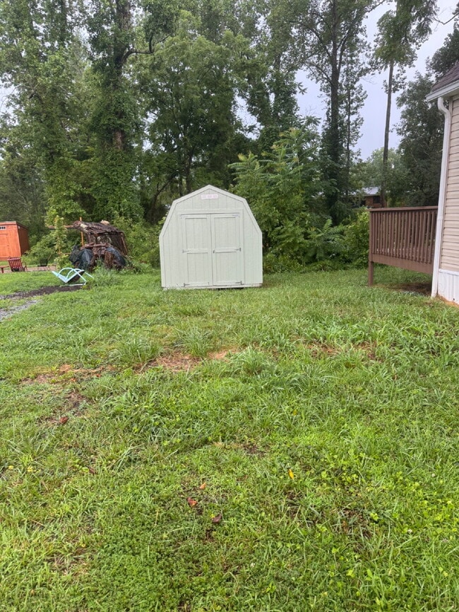 Building Photo - Fully renovated 2 bed/1 bath home with fenced front yard