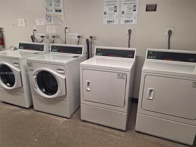 Building Photo - 901 Hillcrest Dr