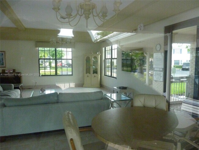 Building Photo - 180 Cypress Club Dr