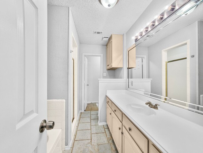 Building Photo - Charming 3-Bed, 2-Bath Home in Bedford with Garage Parking