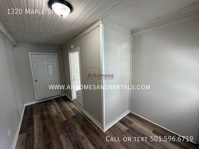 Building Photo - 1320 Maple St