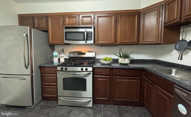Building Photo - 1300 Army Navy Dr