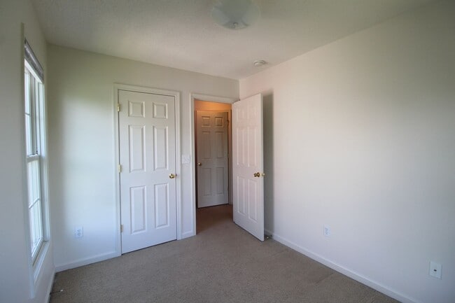 Building Photo - Liberty square end unit townhome for rent!