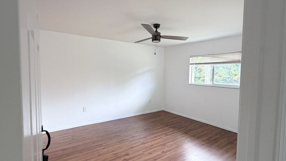 Building Photo - 148 Cypress Way E