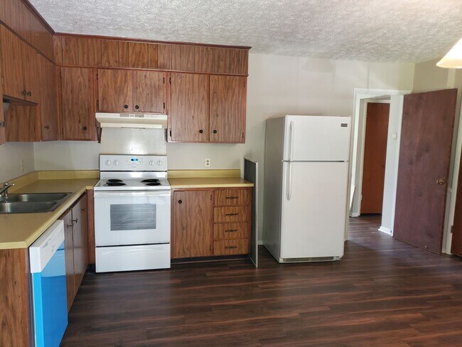 Building Photo - 2 Bedroom 1 Bathroom Downstairs unit with off street parking in Midtown Savannah