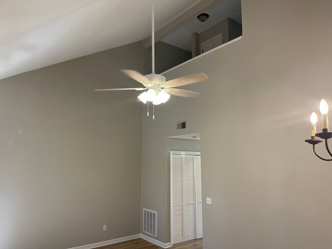 Building Photo - Centrally located to BNA, Percy Priest Lak...