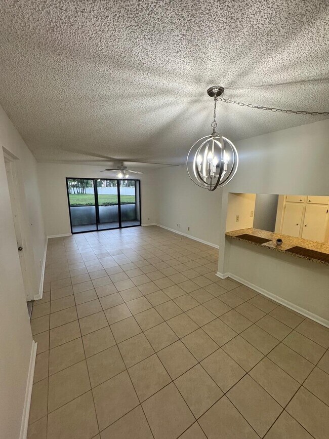 Building Photo - 703 Sunny Pine Way