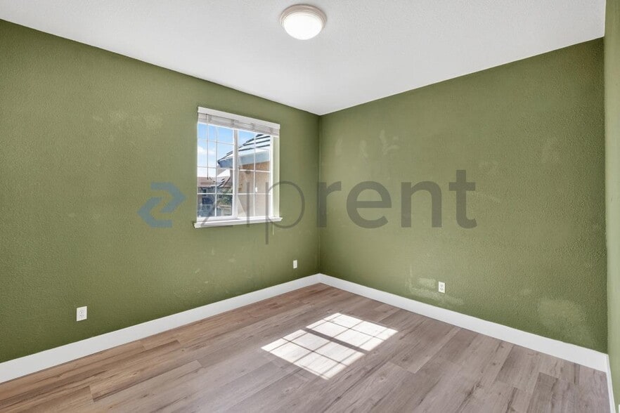 Building Photo - Unit